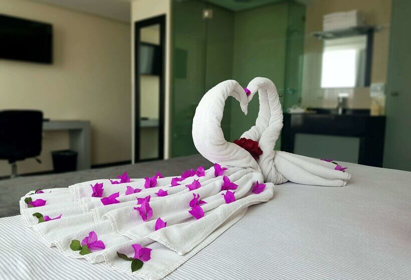 Отель Best Western Plus Metepec & Suites