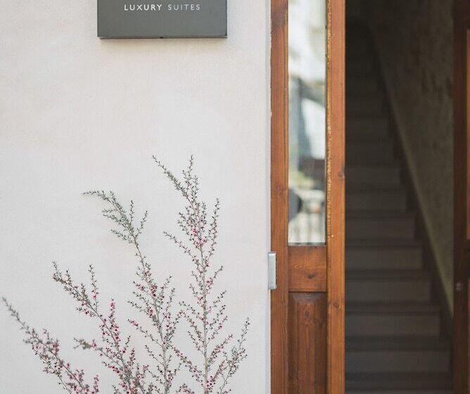 هتل Bluebell Luxury Suites