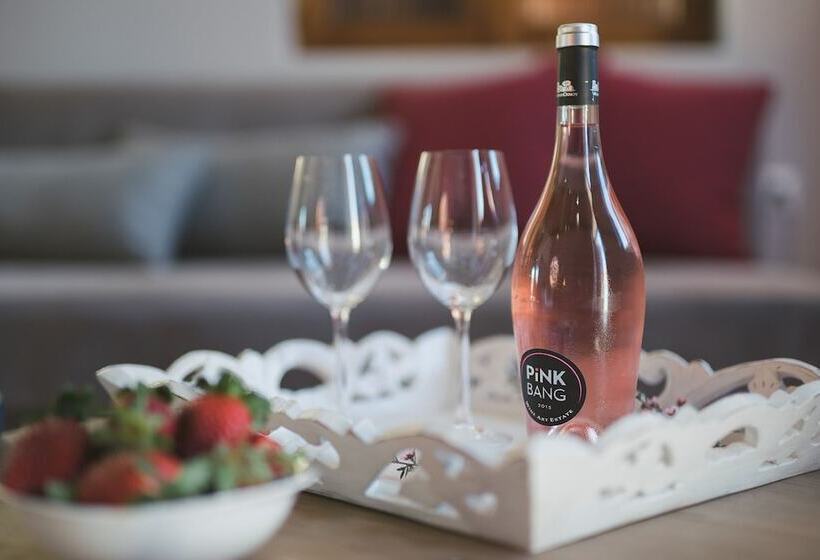 בית מלון כפרי Bluebell Luxury Suites