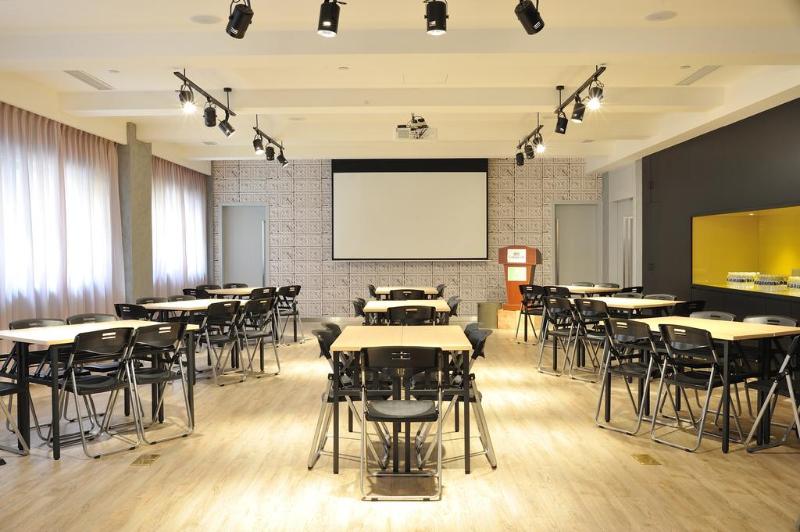 호텔 Campanile Shanghai Railway Station And People S Square