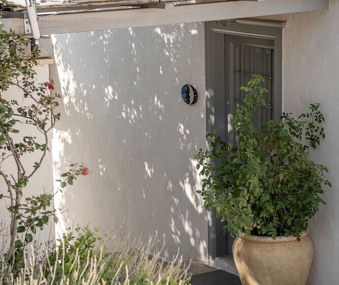 בית מלון כפרי Four Seasons Hydra Luxury Suites