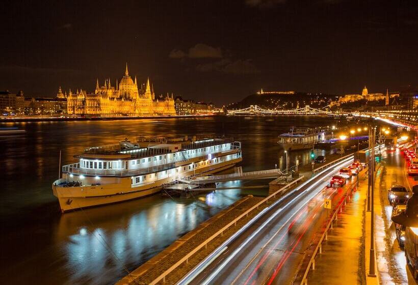 ホテル Grand Jules  Boat