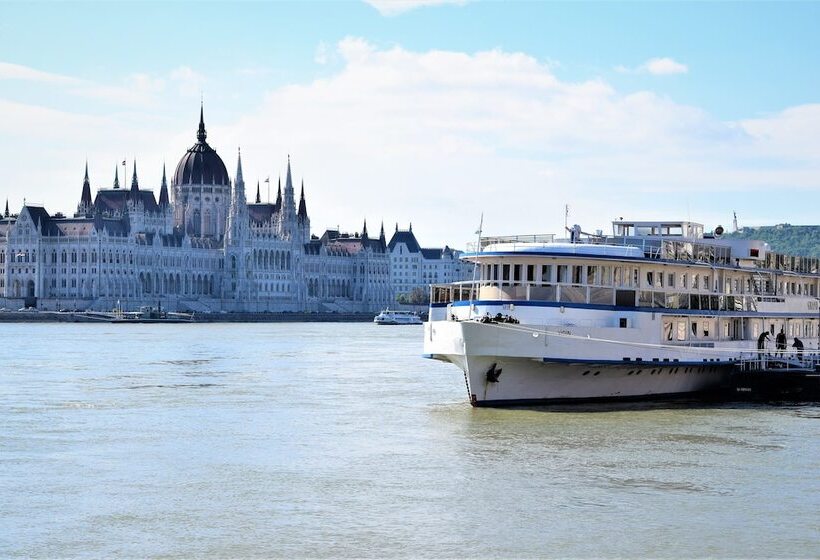 ホテル Grand Jules  Boat