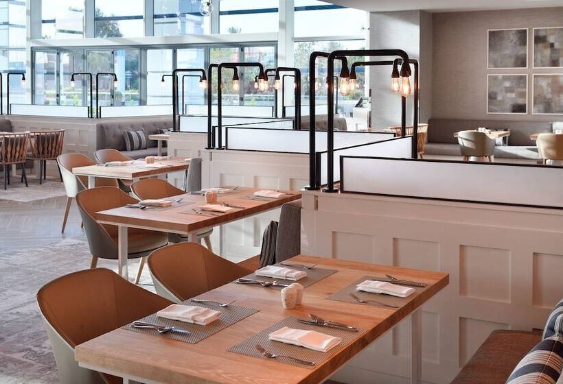 هتل Holiday Inn & Suites   Dubai Festival City Mall, An Ihg