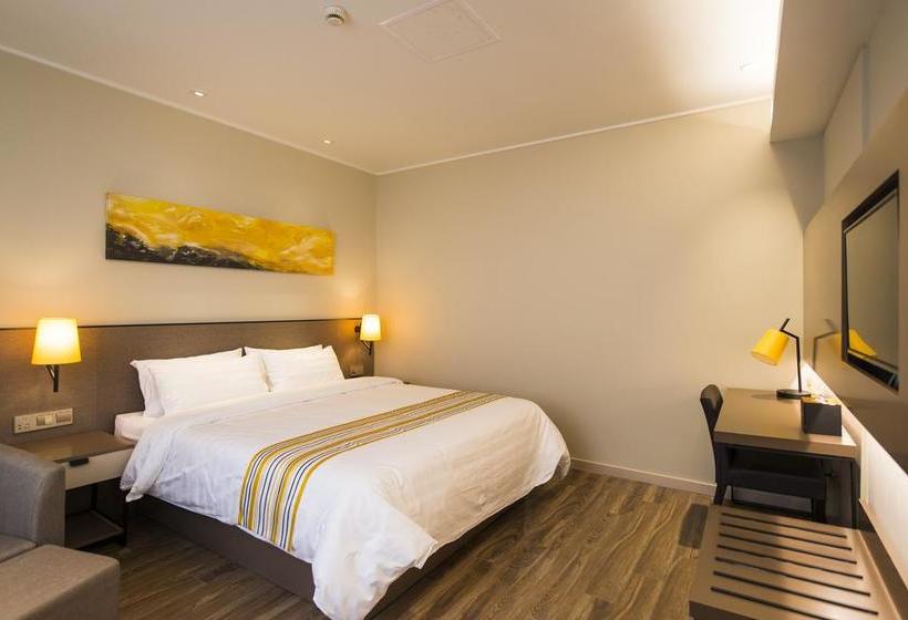 Отель Home Inn Plus Shanghai Huaihai Road Sinan Road