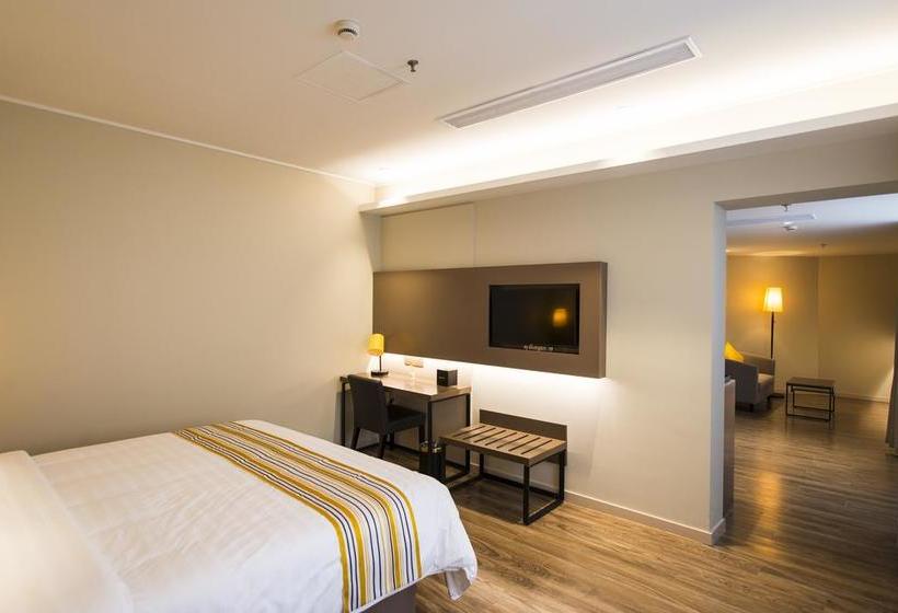 Отель Home Inn Plus Shanghai Huaihai Road Sinan Road