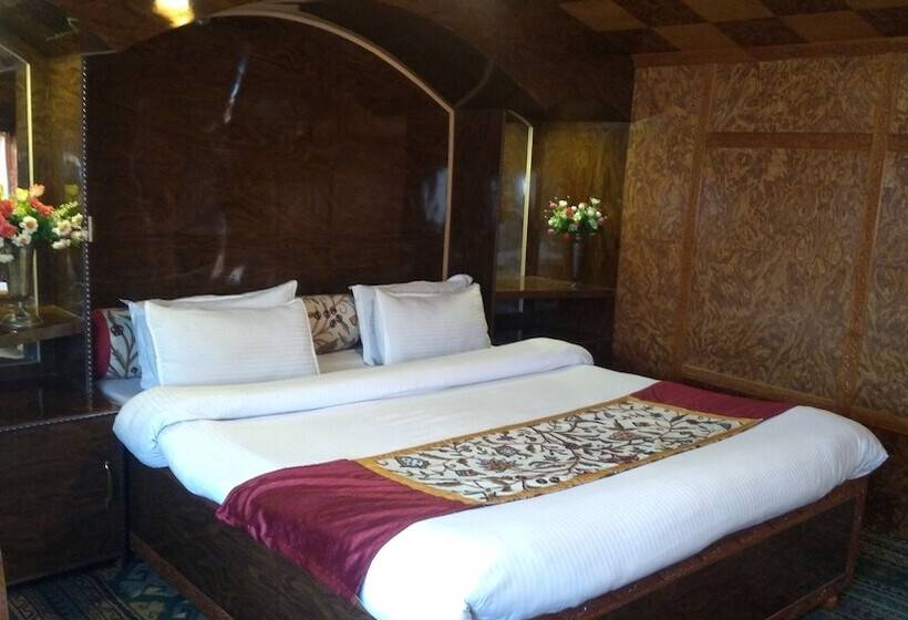 Hotel Zaffer Group Of Houseboats