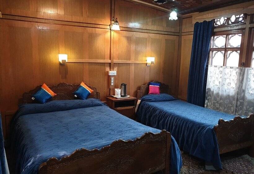 Hotel Zaffer Group Of Houseboats