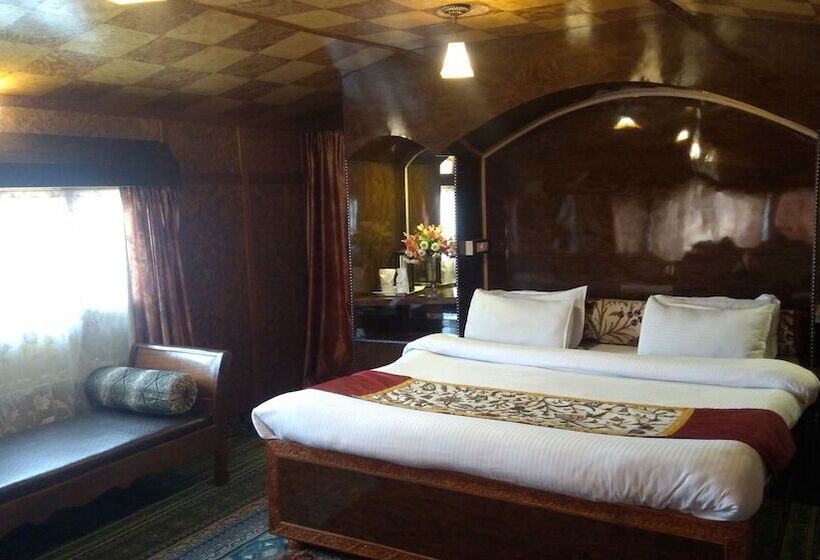 Hotel Zaffer Group Of Houseboats