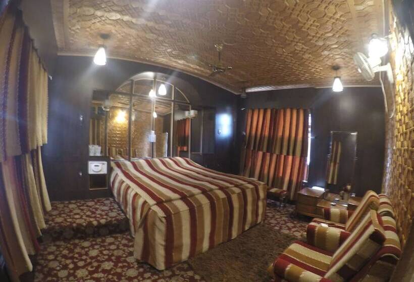 Hotel Zaffer Group Of Houseboats