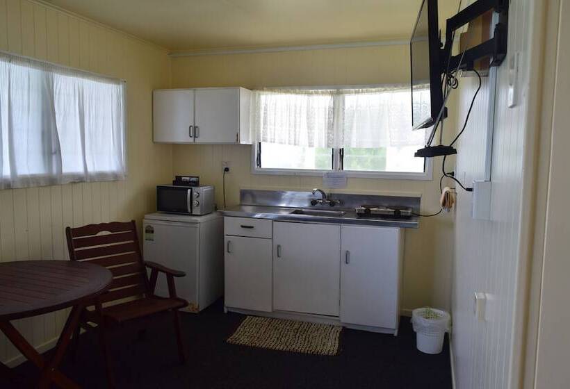 هتل Kiikii Inn & Suites