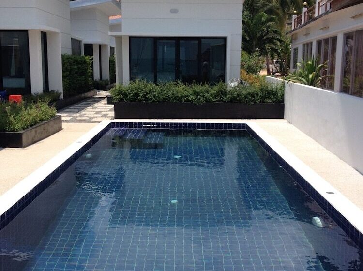 Отель Limelight Village