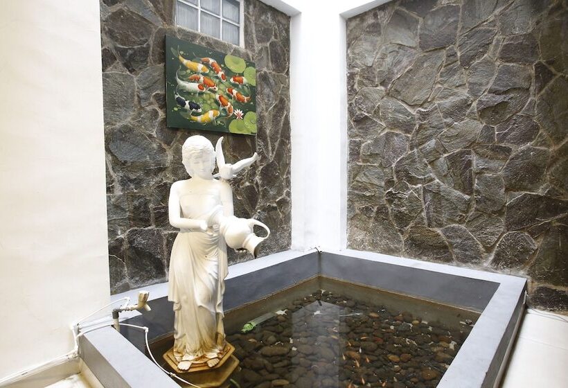 Отель Reddoorz Near Cilandak Town Square