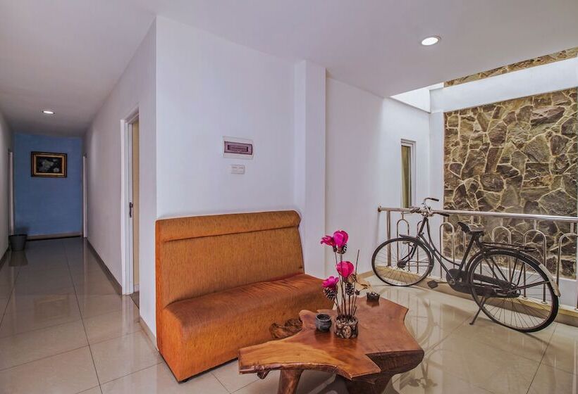 Отель Reddoorz Near Cilandak Town Square