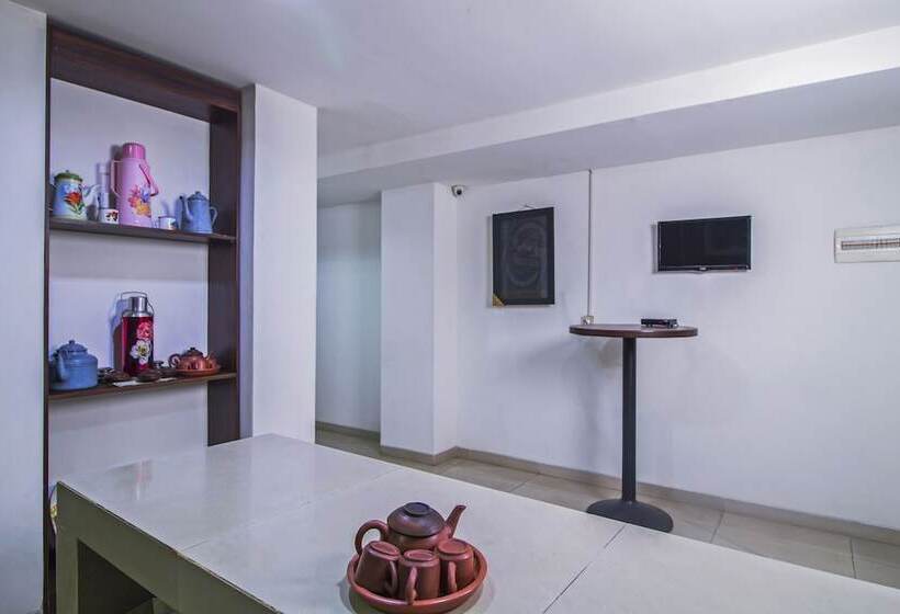 Отель Reddoorz Near Cilandak Town Square