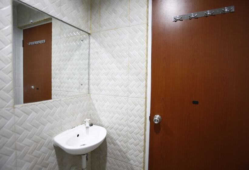 Отель Reddoorz Near Cilandak Town Square