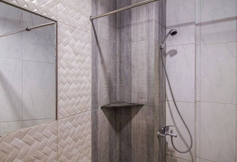 Отель Reddoorz Near Cilandak Town Square