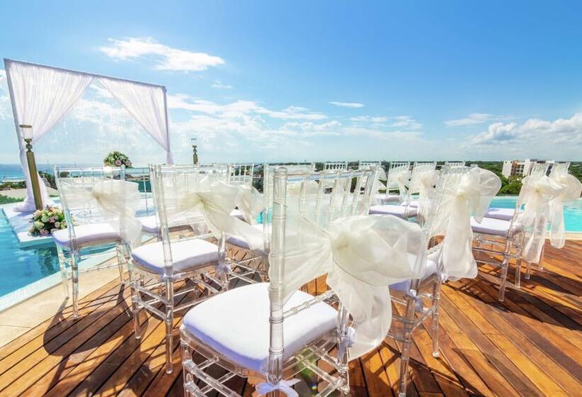 The Fives Downtown Hotel & Residences, Curio Collection by Hilton