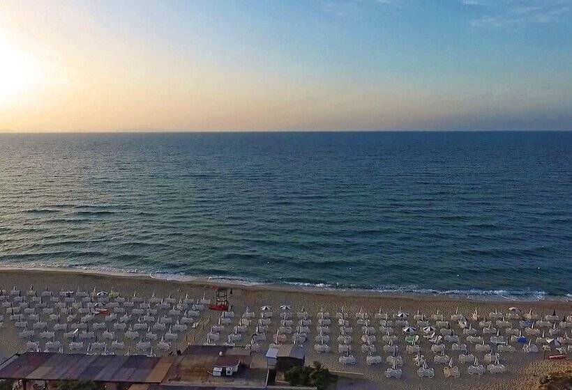 Отель Villaggio Dei Pini