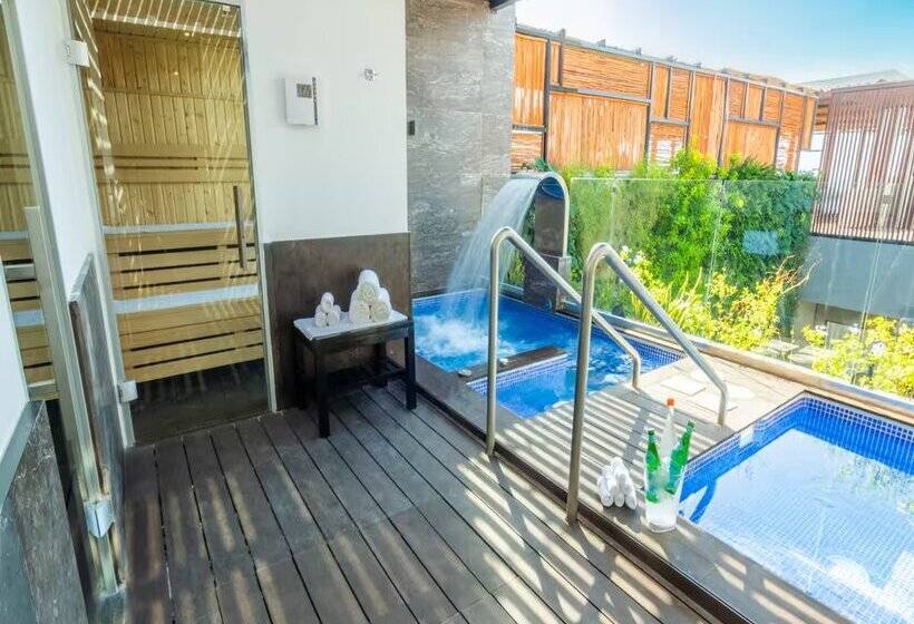 The Fives Downtown Hotel & Residences, Curio Collection by Hilton