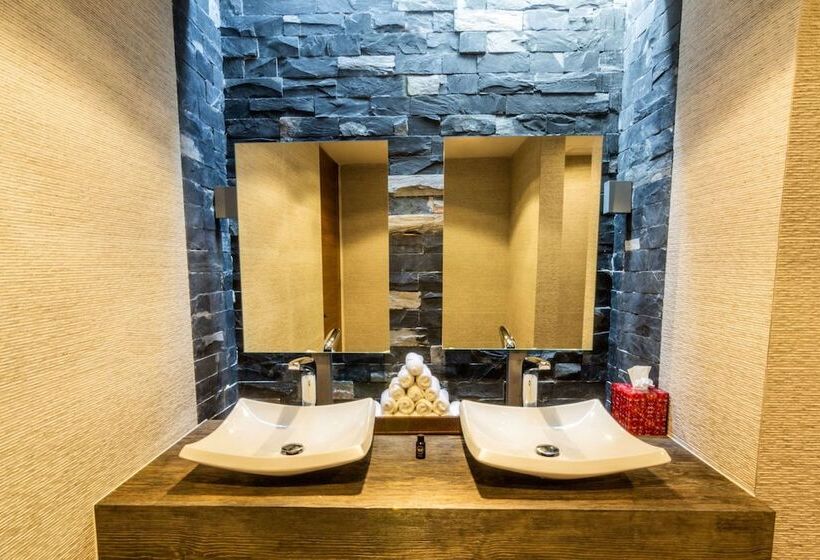 The Fives Downtown Hotel & Residences, Curio Collection by Hilton