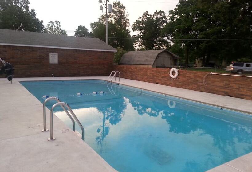 호텔 Holiday Pines Inn And Suites