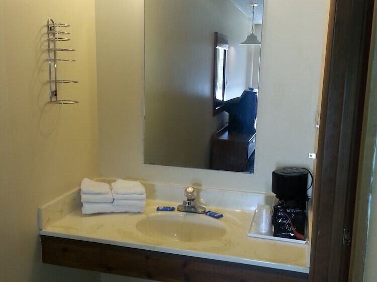 호텔 Holiday Pines Inn And Suites