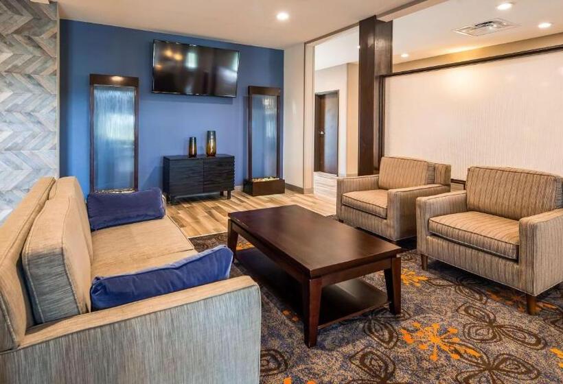 فندق Wyndham Garden New Roads / False River