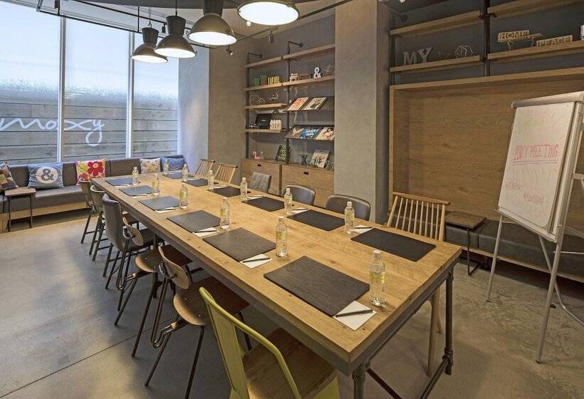 ホテル Moxy Osaka Honmachi By Marriott