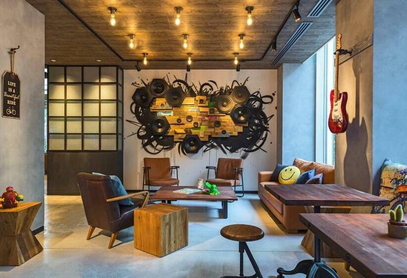 ホテル Moxy Osaka Honmachi By Marriott