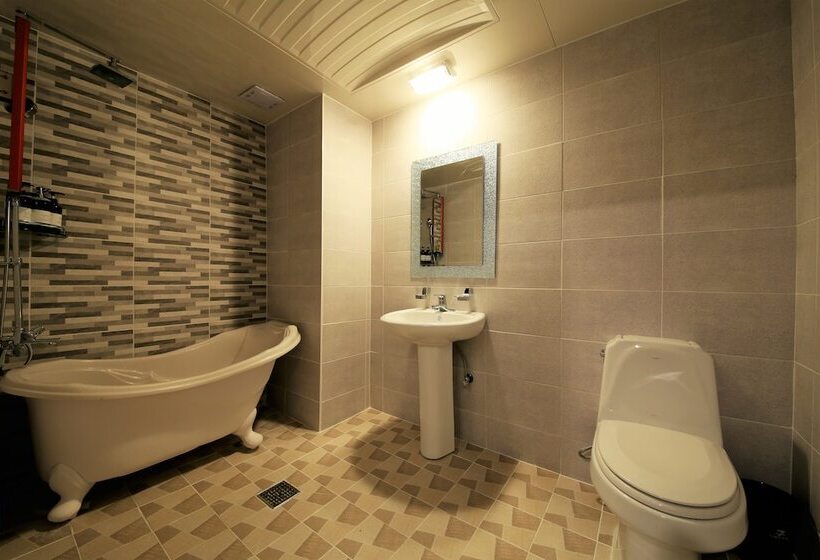 Отель Pohang Jukdo Market The Seven