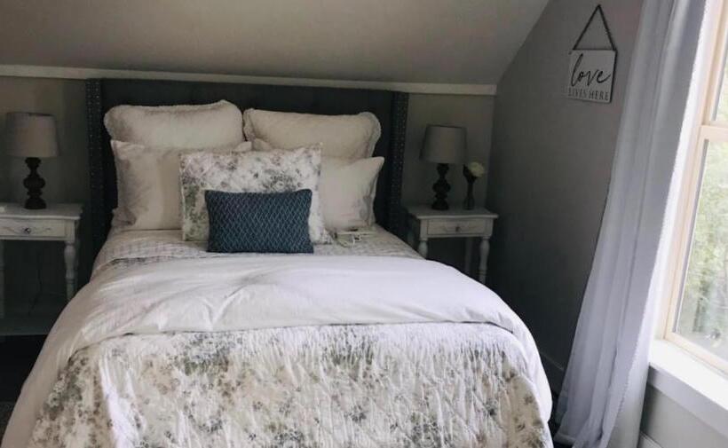 בית מלון כפרי The Farmhouse Inn & Kitchen, 2 Blocks From Downtown Whitefish, Montana