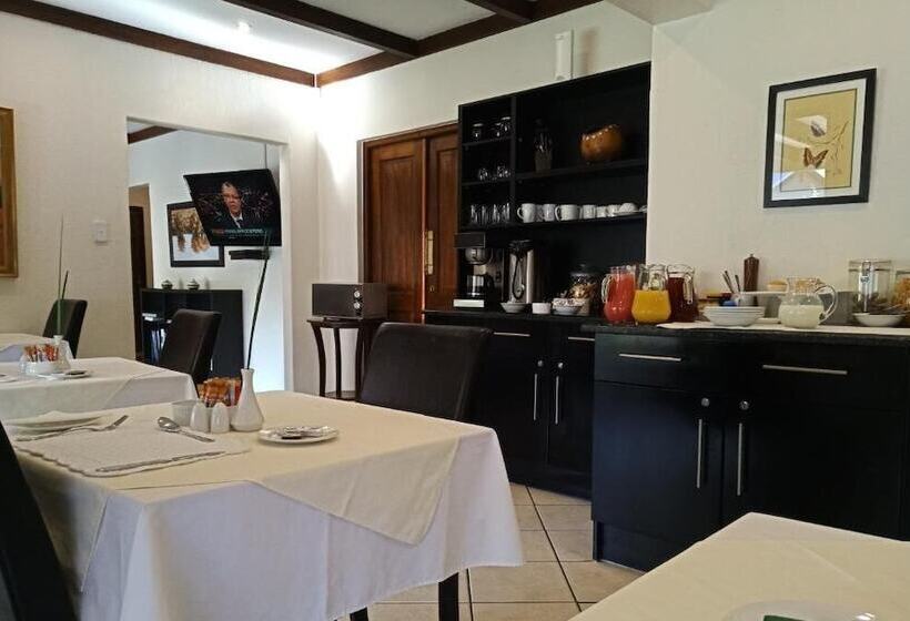 Пансион Sand River Guest House