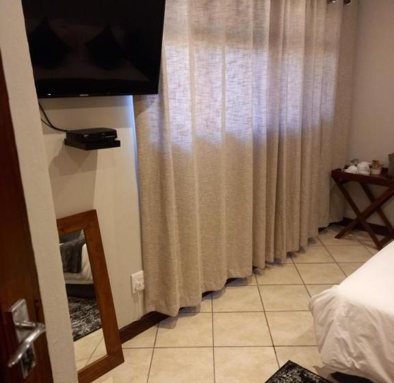 Пансион Sand River Guest House