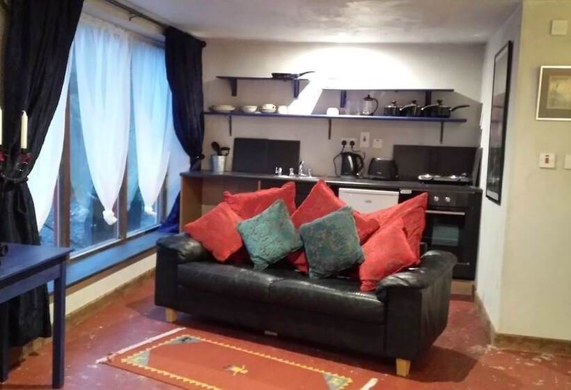 פנסיון The Village Studio Apartments