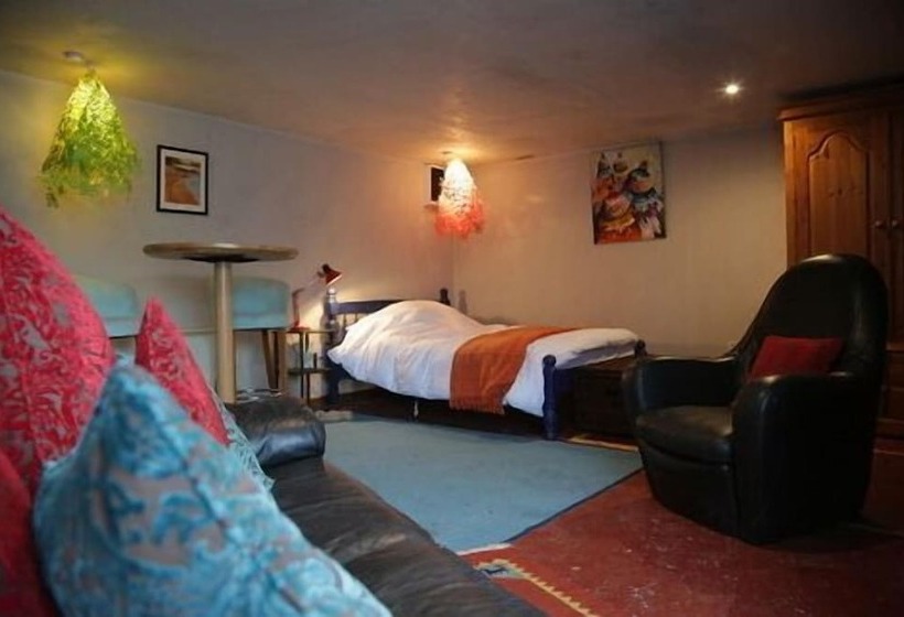 פנסיון The Village Studio Apartments