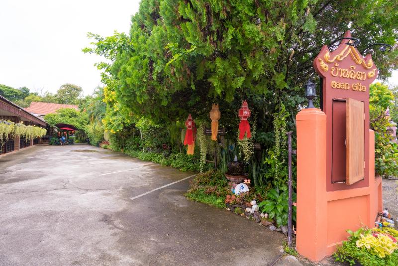 تختخواب و صبحانه Gita's House