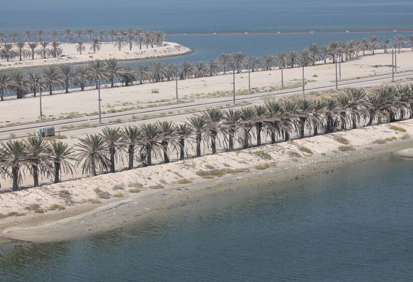 Отель Golden Tulip Al Khobar Suites