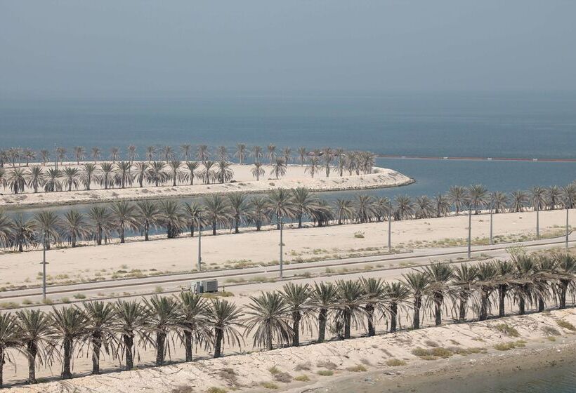 Отель Golden Tulip Al Khobar Suites