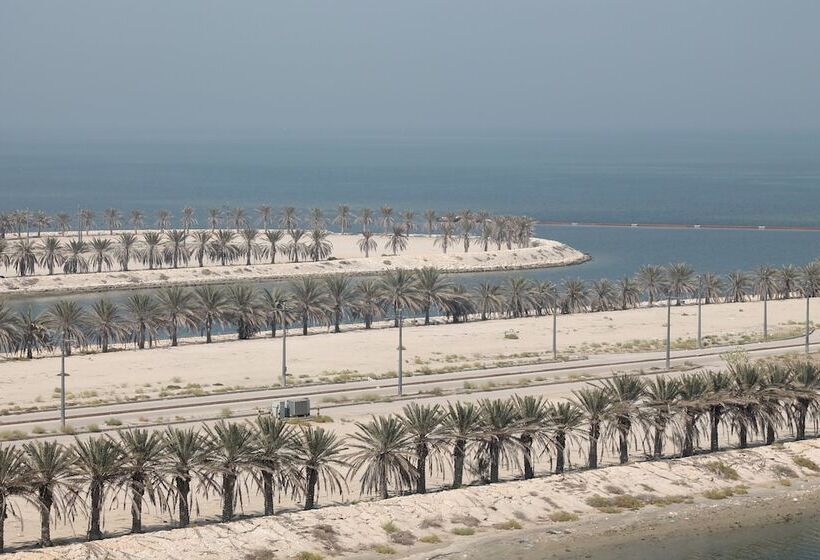 Отель Golden Tulip Al Khobar Suites