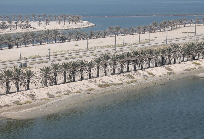 Отель Golden Tulip Al Khobar Suites