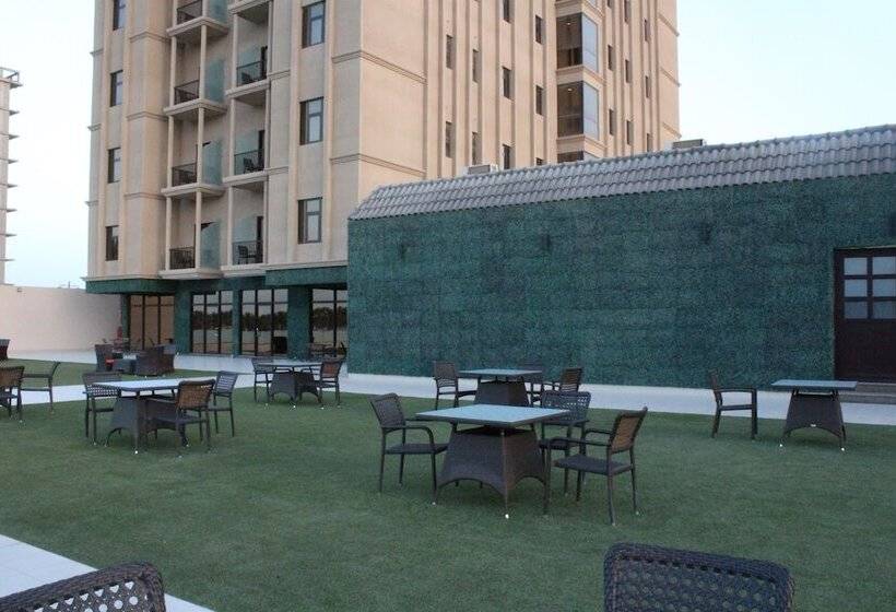 Отель Golden Tulip Al Khobar Suites