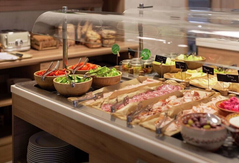 هتل Hilton Garden Inn Bucharest Old Town