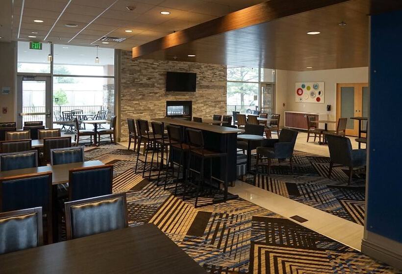 فندق Holiday Inn Express & Suites   Aurora Medical Campus, An Ihg