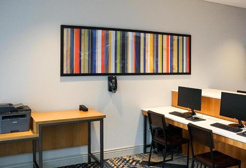 酒店 Holiday Inn Express & Suites   Aurora Medical Campus, An Ihg