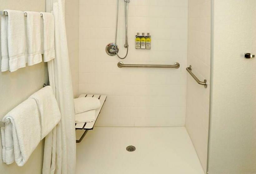 فندق Holiday Inn Express & Suites   Aurora Medical Campus, An Ihg