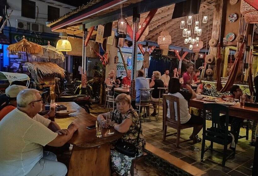 צימר Lovina Central Hostel