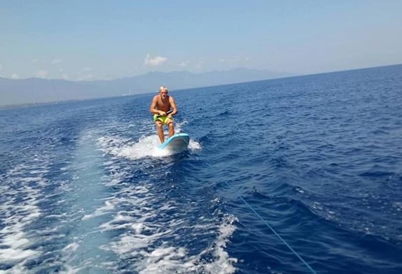 צימר Lovina Central Hostel