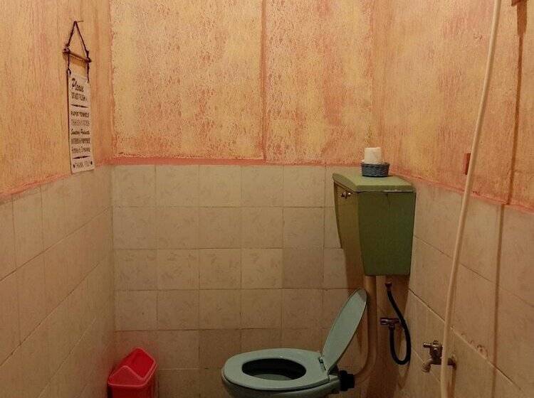 צימר Lovina Central Hostel