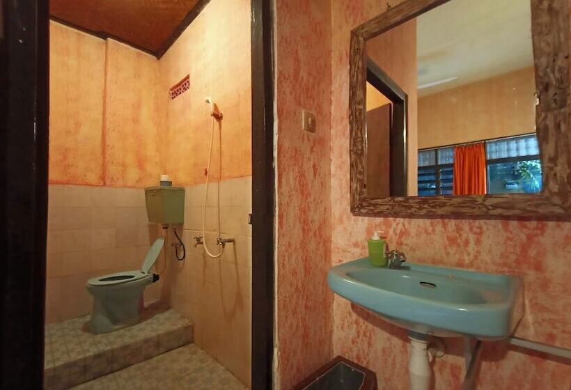 צימר Lovina Central Hostel